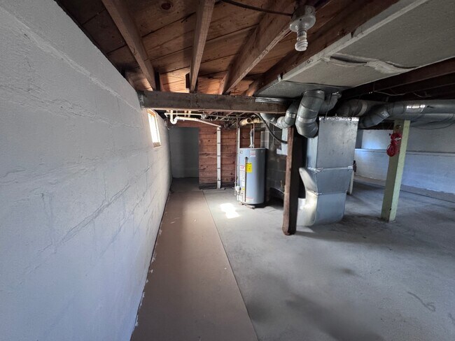 Building Photo - 813 E Washington St