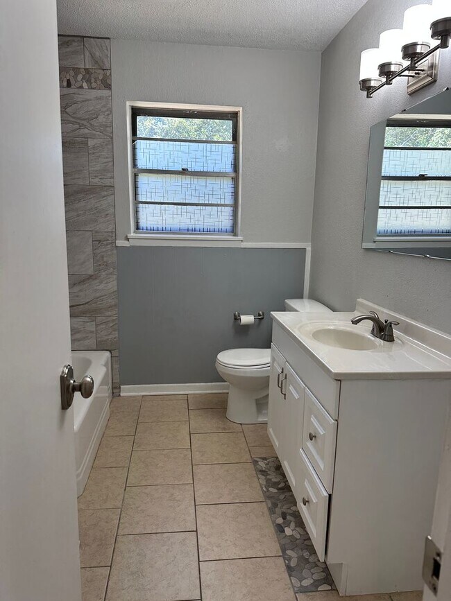 Building Photo - 422 Hardee Dr