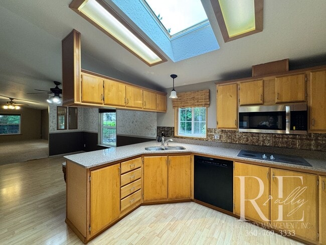 Building Photo - Your Private Getaway In Bremerton
