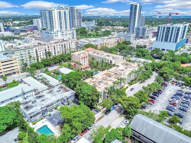 Building Photo - 1900 Van Buren St