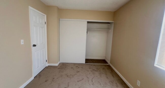 Building Photo - 2 BEDROOMS 1.5 BATHROOM TOWNHOUSE AVAILABLE FOR RENT JONES AND VEGAS DR !!!