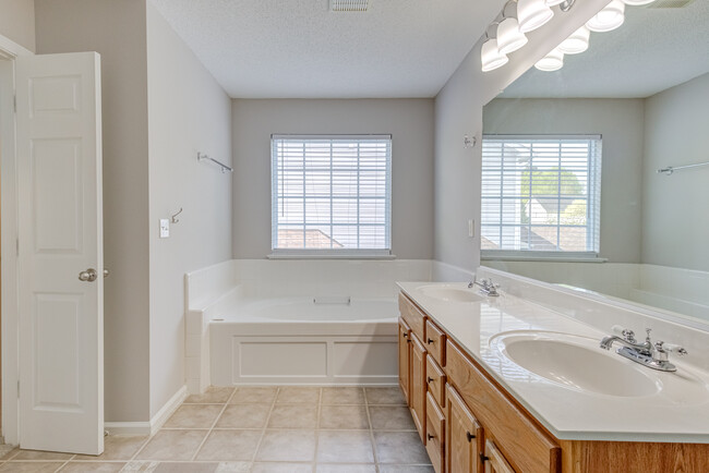 Building Photo - 2112 Echo Glen Ln