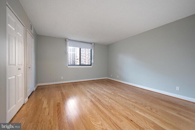Building Photo - 3800 Fairfax Dr