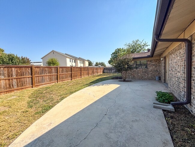 Building Photo - 610 Creek Dr