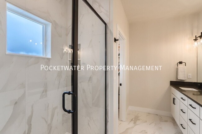 Building Photo - 1331 Baker St