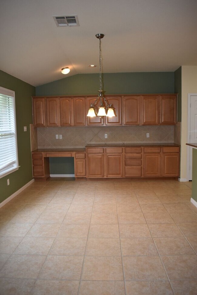 Building Photo - Gorgeous house in Skipcha Estates! HUMONGOUS!