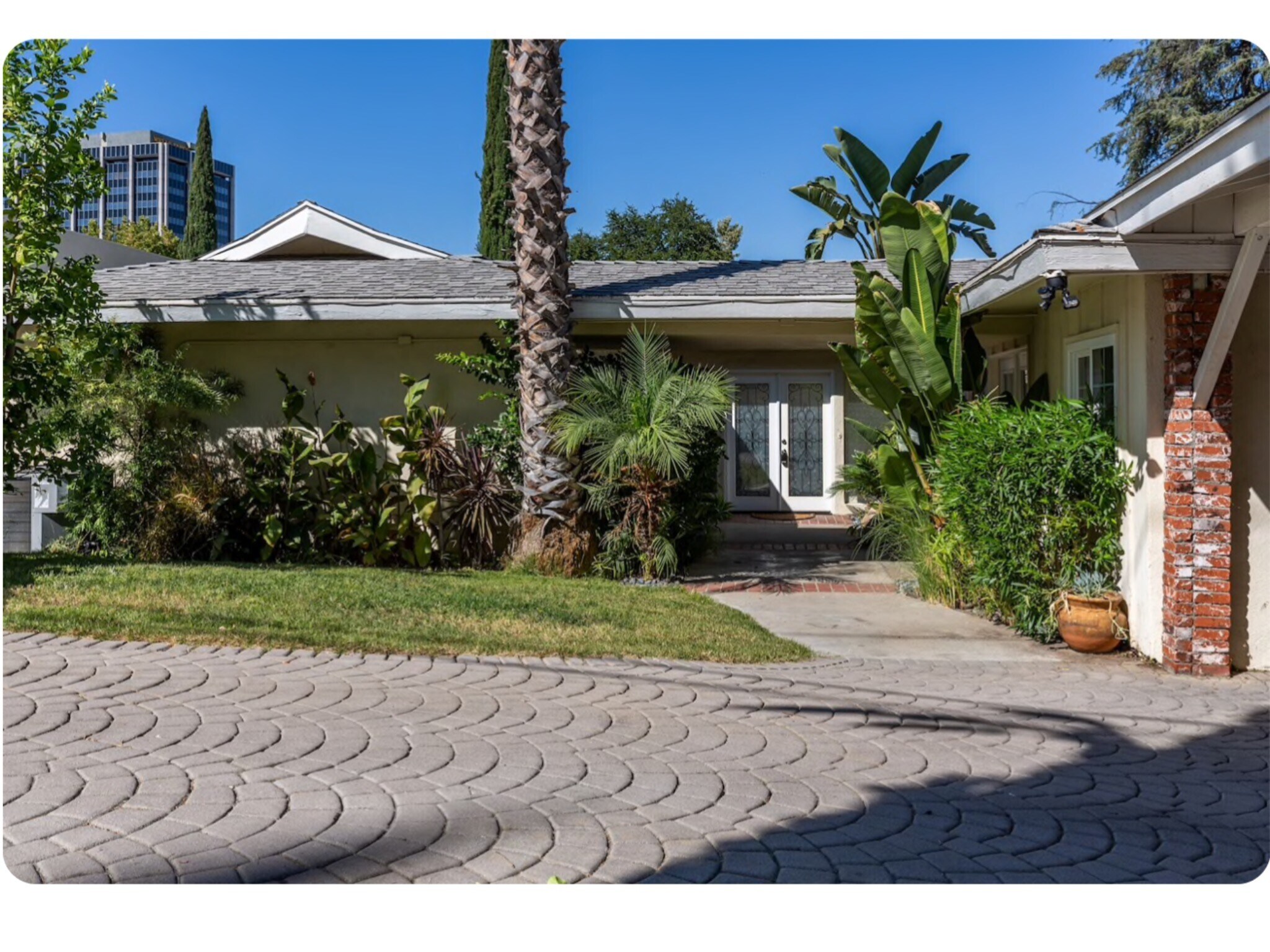 Main entrance - 15707 Varden St