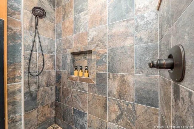 Building Photo - 2550 SE Calais St