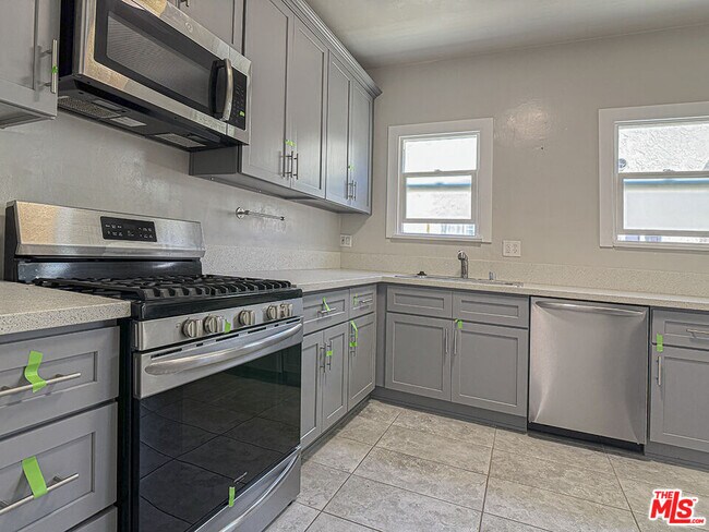 Building Photo - 733 N Ridgewood Pl