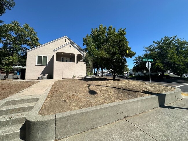 Building Photo - Beautifully updated 3br/2ba Home with Time...