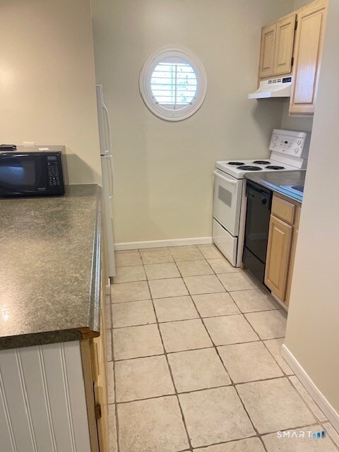 Building Photo - 221 Old Pond Ln