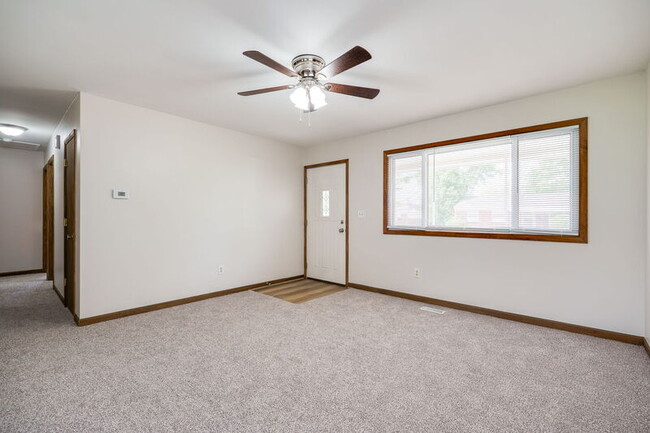 Building Photo - 366 Randy Dr
