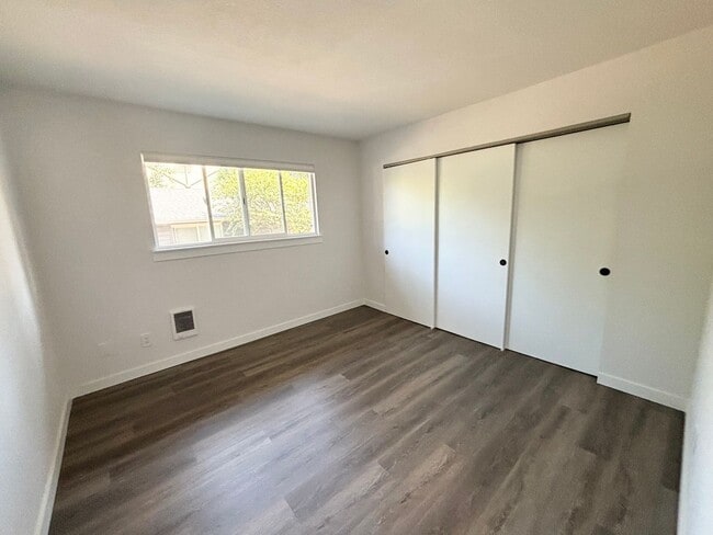 Building Photo - LA1547* - A