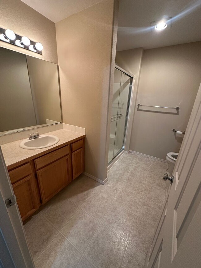 Building Photo - 2 Bedroom, 2.5 bath townhome in West Pasco with Bonus Office space