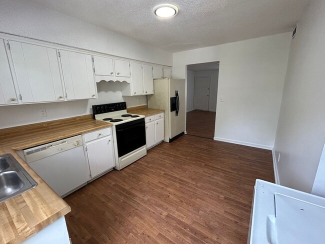 Building Photo - 2BR/1BA Move-In Ready Hermitage Property !