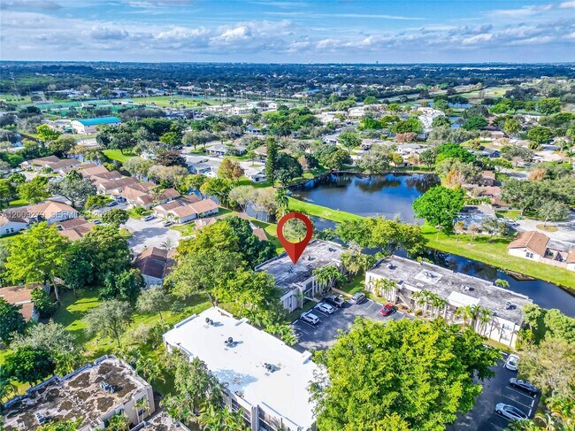 Building Photo - 8513 Old Country Manor