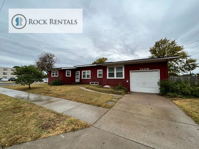 Primary Photo - 2 Bed 1.5 Bath with Bonus Room