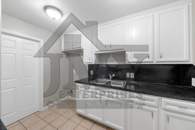 Building Photo - 815 Cravens St