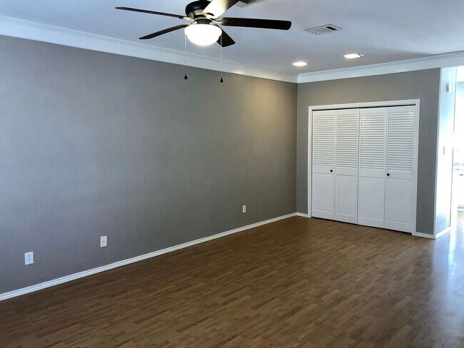 Building Photo - Spacious 2 Bed, 2.5 Bath Condo on Speight Ave with Private Porch & Community Pool