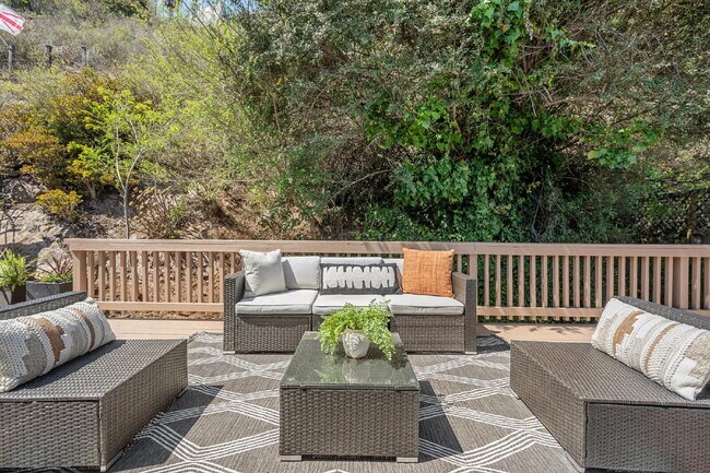 Building Photo - Beautiful 3 Bedroom 2 Bathroom Single Fami...