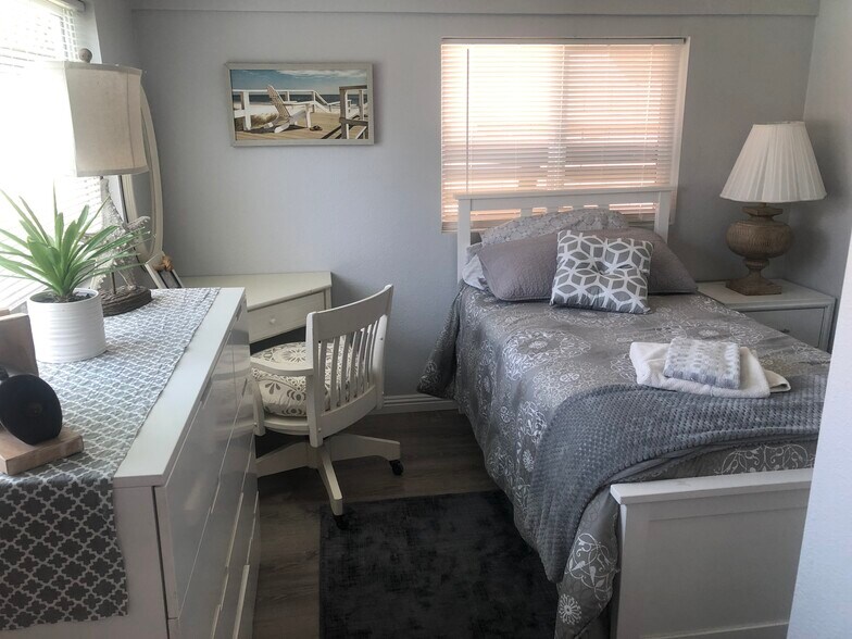 Building Photo - 9310 Dempster Dr