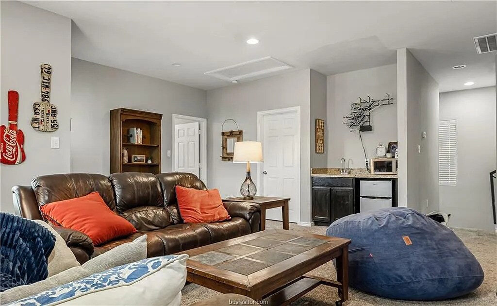 Building Photo - 410 Montclair Ave