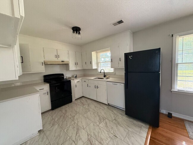 Building Photo - Now Available! Charming 3 Bedroom, 1 Bathroom Home in Muscle Shoals, AL