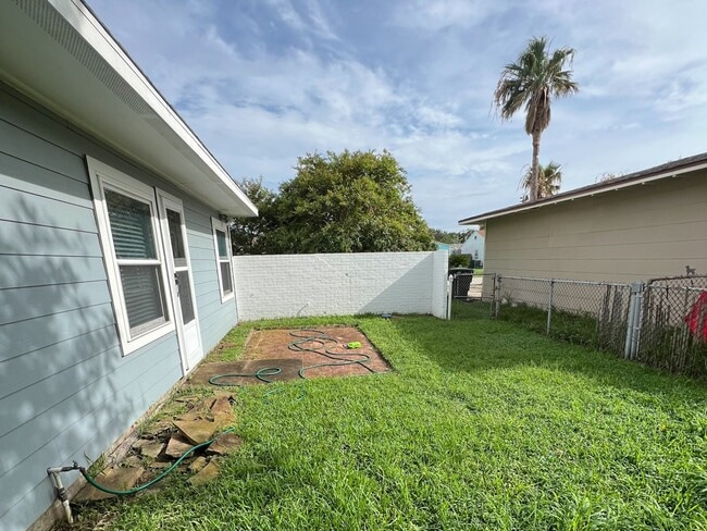 Building Photo - 107 Tarpon Ave