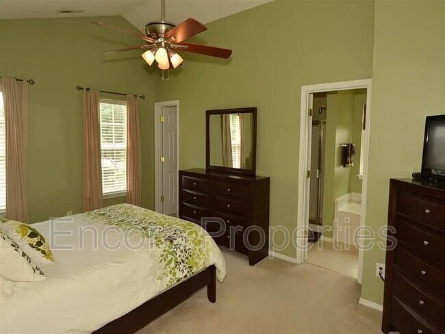 Building Photo - 6225 Saybrooke Dr