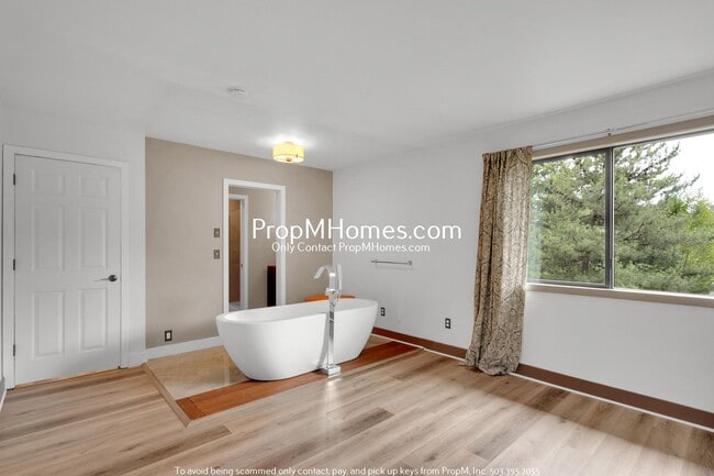 Building Photo - Sleek + Stylish Four Bedroom Escape in Palisades! DEPOSIT SPECIAL