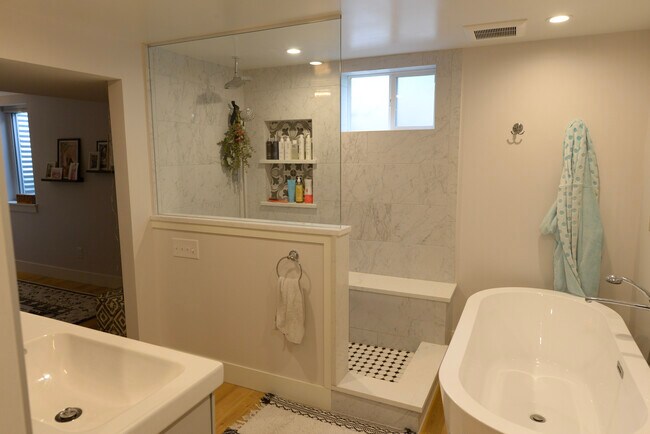 Master Bath - 932 S Holly St