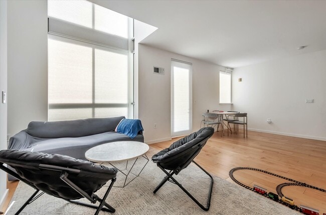 Building Photo - 69 Clementina St