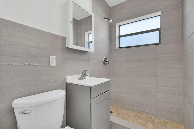 Building Photo - 13390 NE 6th Ave