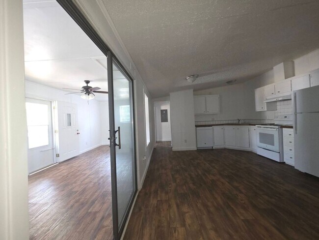 Building Photo - Ready to Move in