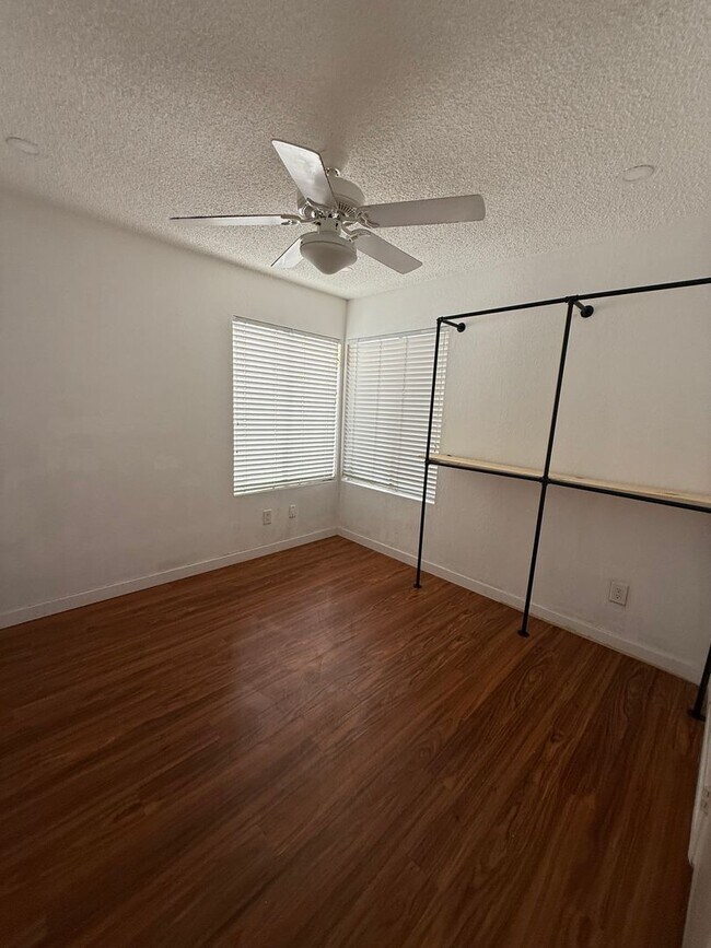 Building Photo - Single story 3 bed, 2 bath pool home
