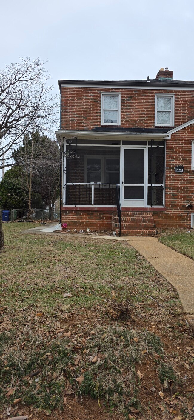 Building Photo - 3909 Rosecrest Ave