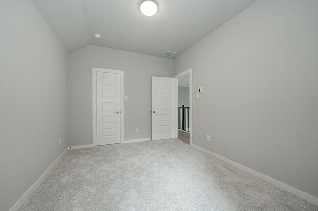 Building Photo - Stunning 4-bedroom, 3-bathroom home locate...