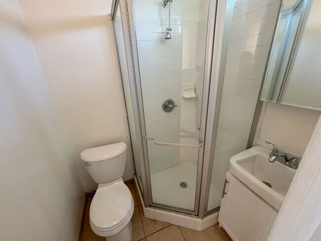 Building Photo - 2 Bedroom home located in Long Beach now available!