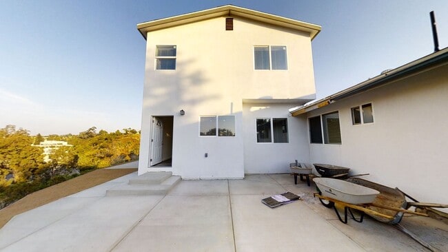 Building Photo - 4BD/2BA, Balcony Views!!