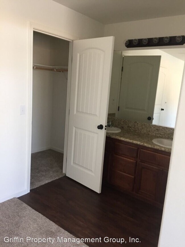 Building Photo - 3 br, 2 bath House - 1010 Vine