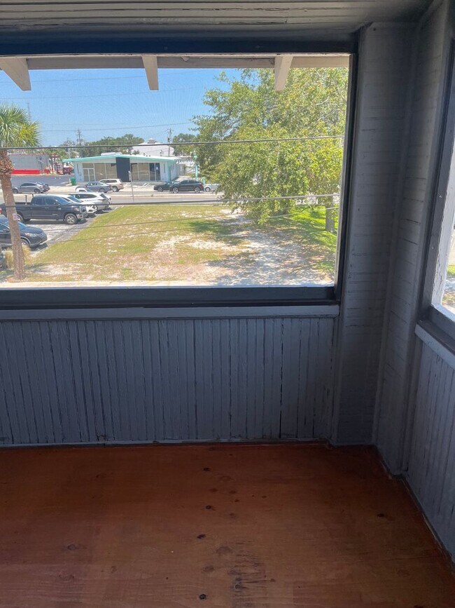 Building Photo - Rent the whole top floor!