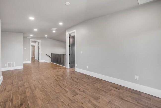 Building Photo - 1707 N Peninsula Ave