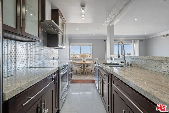 Building Photo - 1115 S Elm Dr