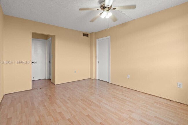 Building Photo - 2930 Point E Dr