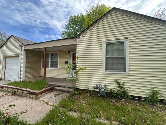 Building Photo - 1028 N Terrace Dr