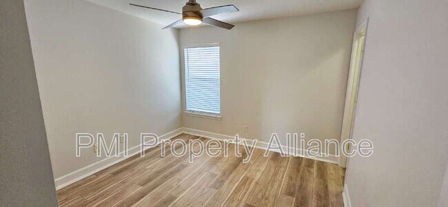 Building Photo - 945 N Fern Creek Ave