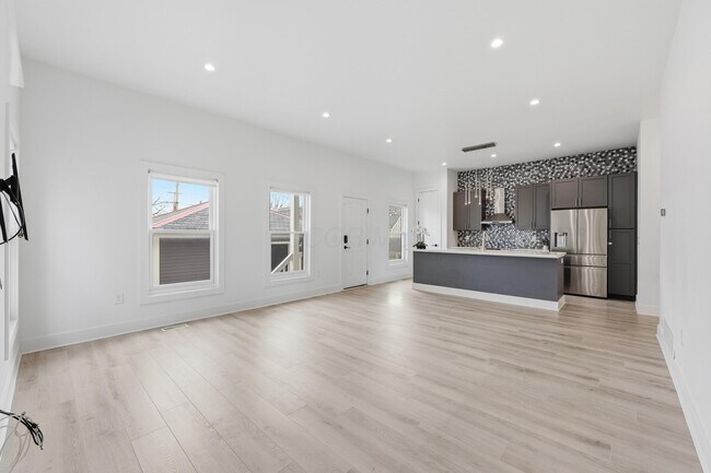 Building Photo - 1102 Summit St