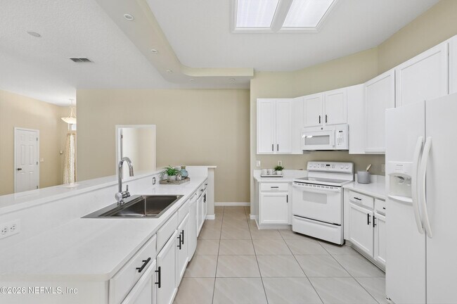 Building Photo - 2070 Thornhill Drive