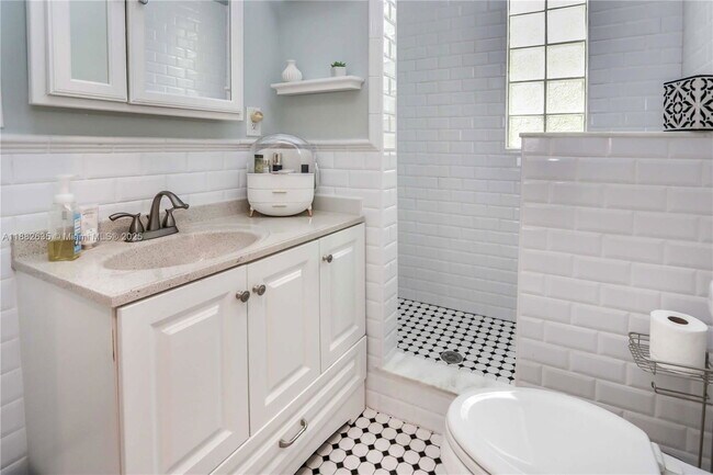 Building Photo - 1648 Adams St