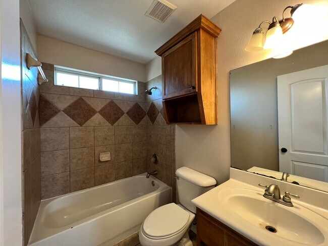 Building Photo - Temple West Gem!